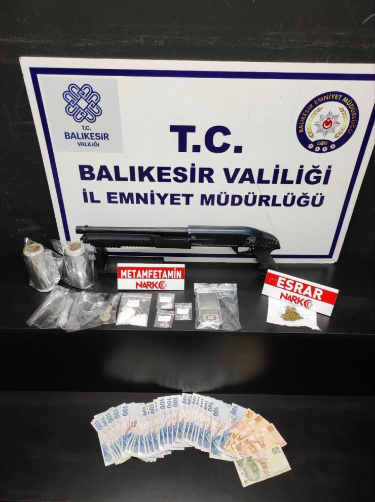 Balıkesir'de uyuşturucu ticaretine 3 tutuklama