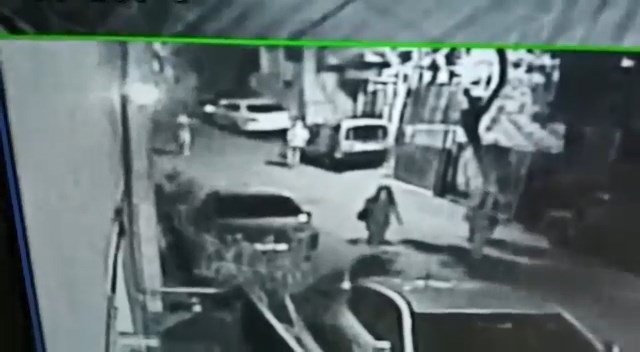 Bekçi ve amcasına saldırı anı kameralara böyle yansıdı