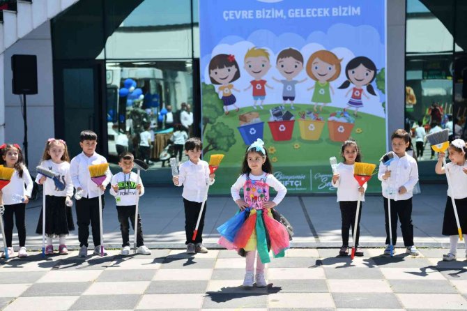 Bu otobüste eğitim alan çocuklar atık malzemelerden kıyafet tasarladı