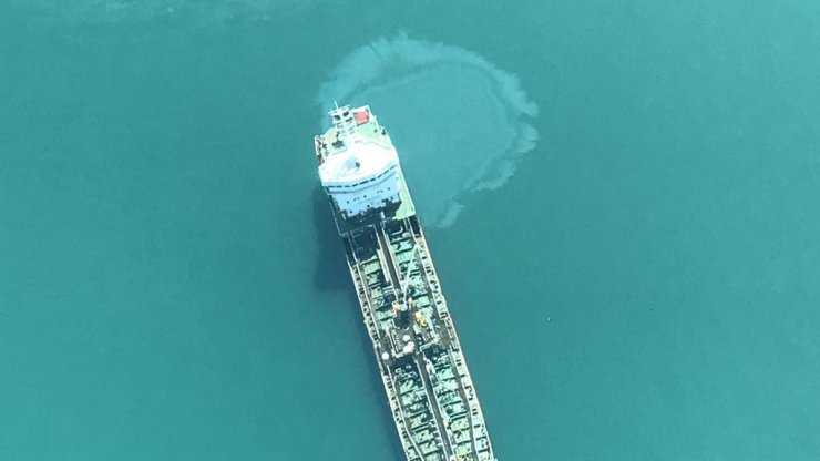 Deniz kirleten gemi, uçaklı denetimde tespit edildi