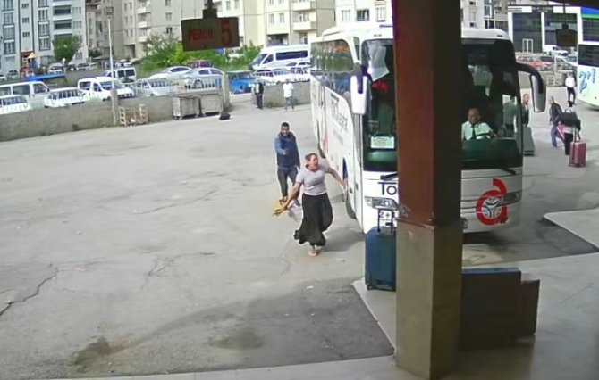 Eşine ve öz kardeşine kurşun yağdırdı