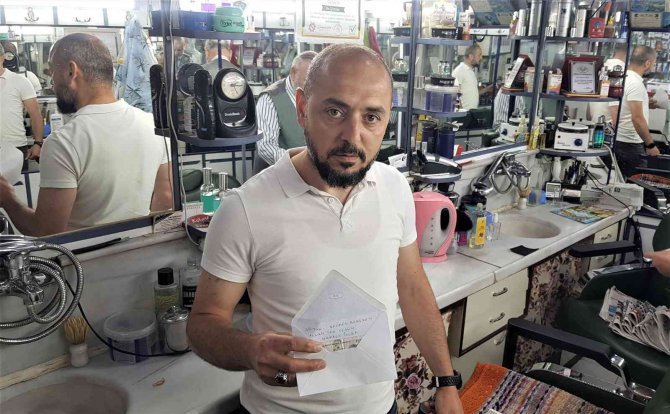 Esnaf dükkanlarındaki zarfı görünce şaşkınlık yaşadı