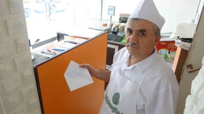 Esnaf dükkanlarındaki zarfı görünce şaşkınlık yaşadı