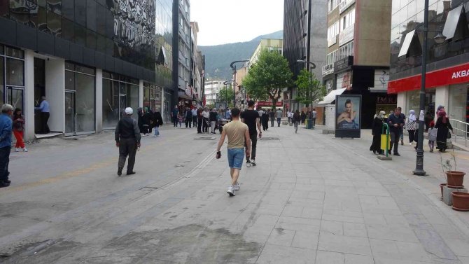 Esnaf dükkanlarındaki zarfı görünce şaşkınlık yaşadı