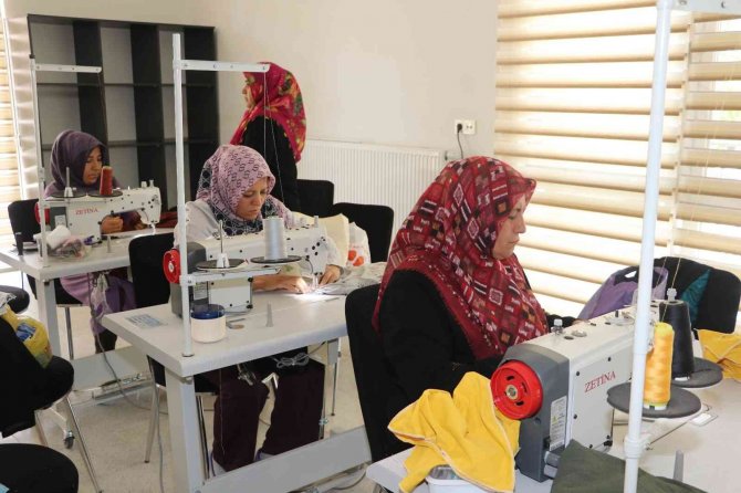 Ev hanımları boş zamanlarında meslek öğreniyor