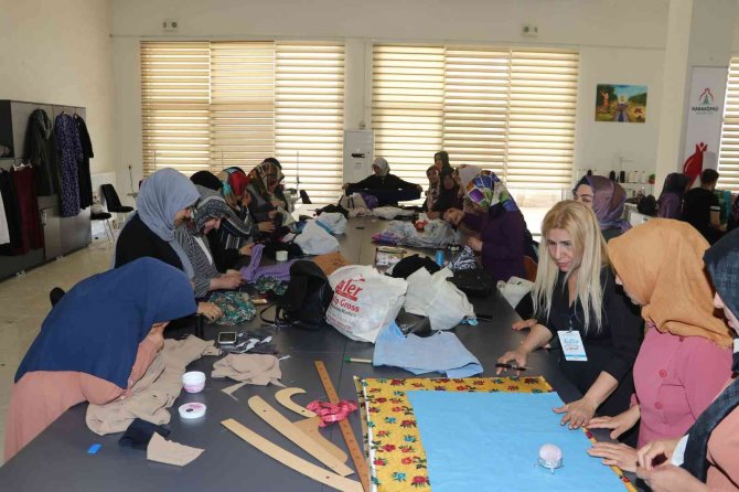 Ev hanımları boş zamanlarında meslek öğreniyor