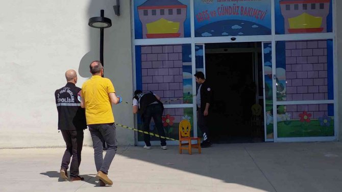 Hastanedeki çocuk kreşinin kapı camına yorgun mermi isabet etti