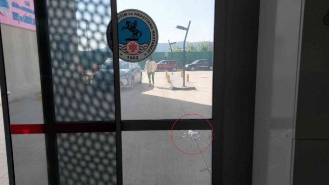 Hastanedeki çocuk kreşinin kapı camına yorgun mermi isabet etti
