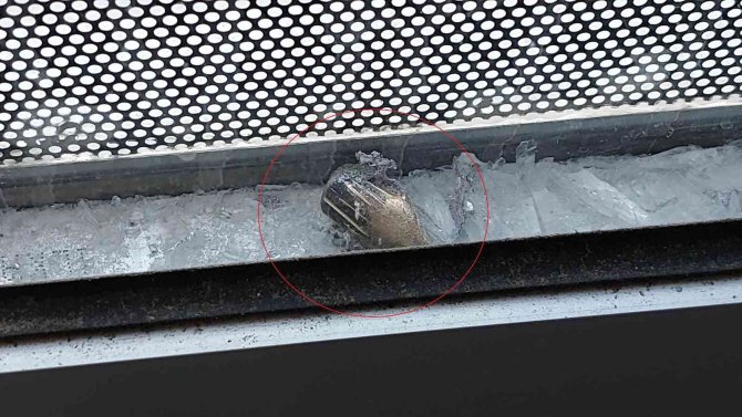 Hastanedeki çocuk kreşinin kapı camına yorgun mermi isabet etti