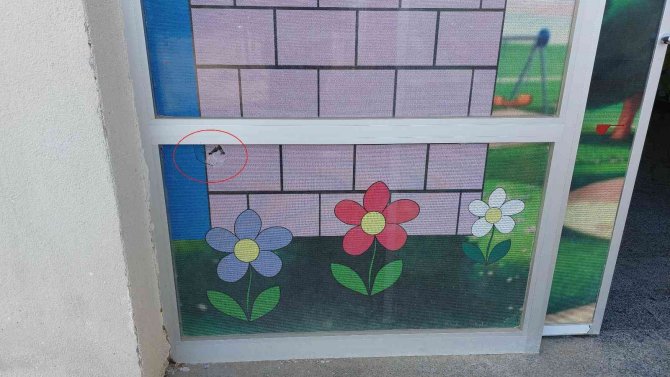 Hastanedeki çocuk kreşinin kapı camına yorgun mermi isabet etti