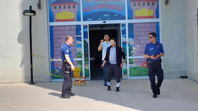 Hastanedeki çocuk kreşinin kapı camına yorgun mermi isabet etti