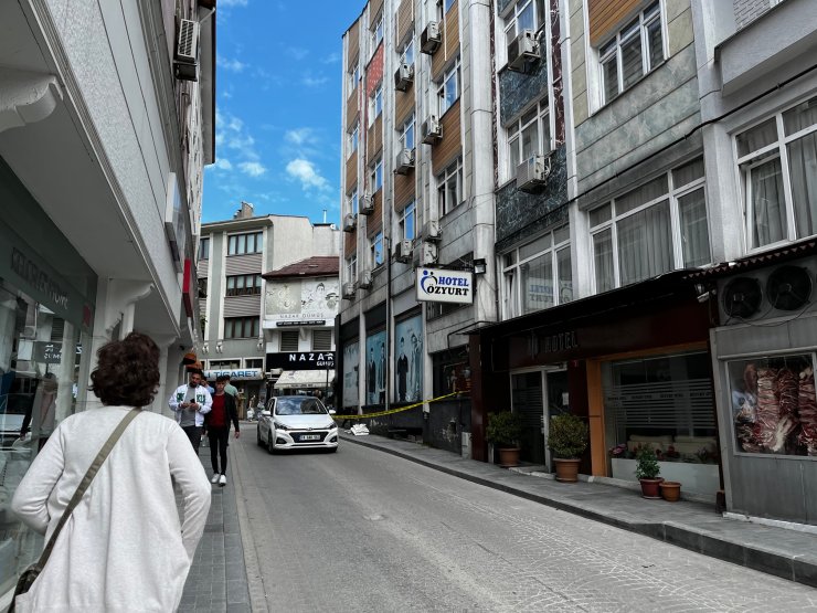 Kaldırımda yürürken, otelin dış cephe kaplaması üzerine düştü