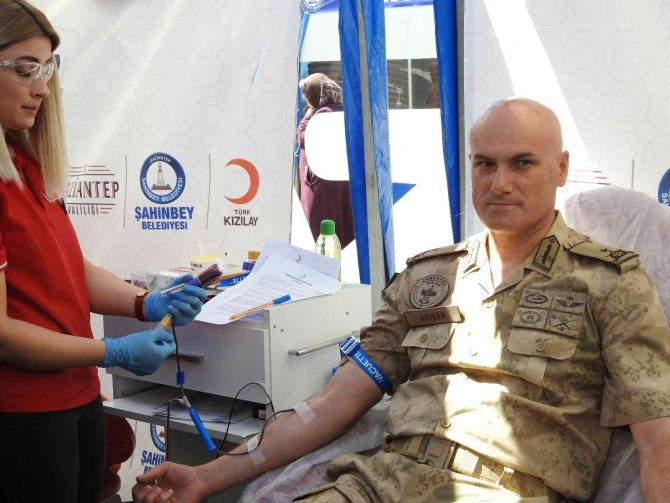 Kan bağışı yapanlara spor ayakkabı hediye