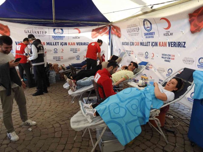 Kan bağışı yapanlara spor ayakkabı hediye