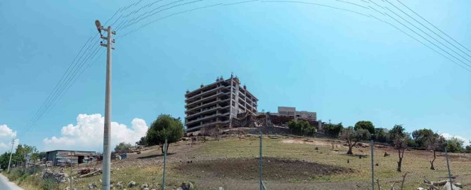 Kolonlar patladı, inşaat çöktü: 1’i ağır 3 yaralı