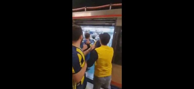 Marmaray’da Fenerbahçe ve Trabzonspor taraftarları arasında kavga çıktı
