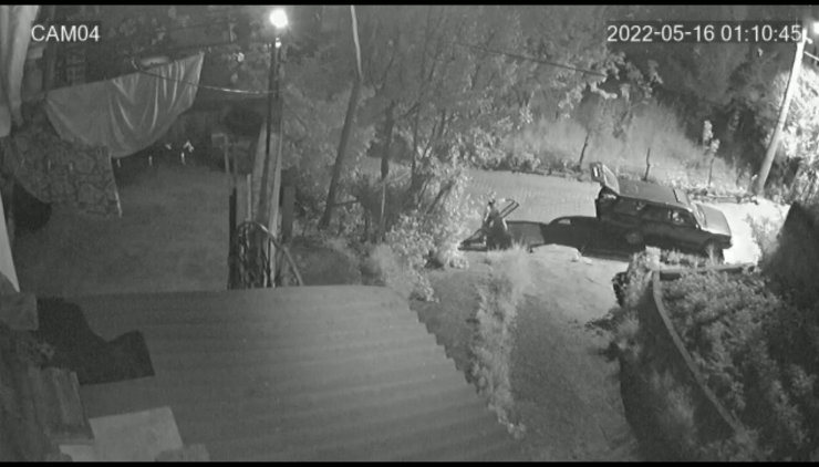 Mazgalı çalma anı güvenlik kamerasına yansıdı 