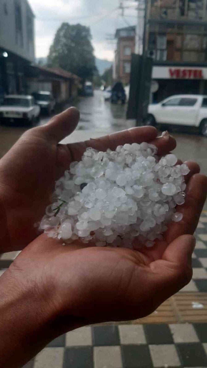 Nohut büyüklüğünde dolu yağdı