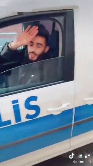 Polis otosuyla video çekti; sınır dışı edilecek