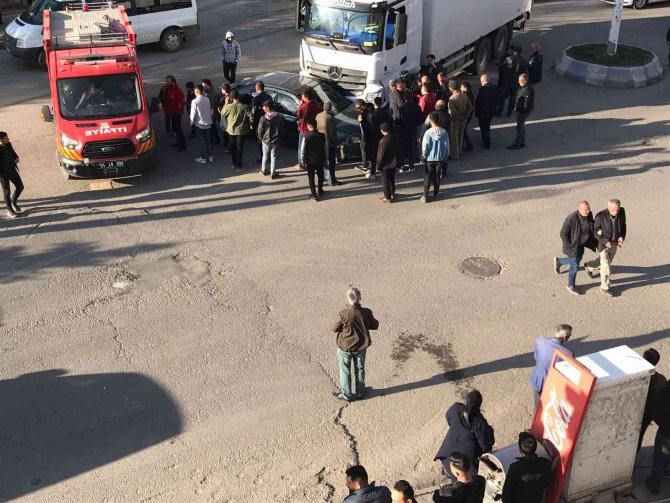 Şerit takip kuralını ihlal eden sürücü kamyona çarptı