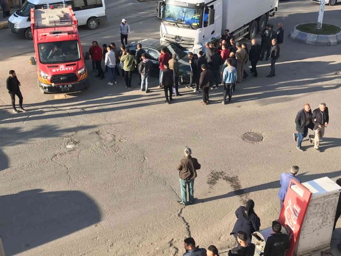 Şerit takip kuralını ihlal eden sürücü kamyona çarptı