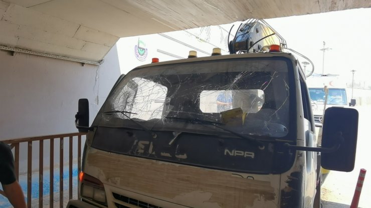 Sondaj aracı, alt geçide çarptı: 2 yaralı