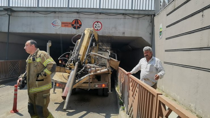 Sondaj aracı, alt geçide çarptı: 2 yaralı