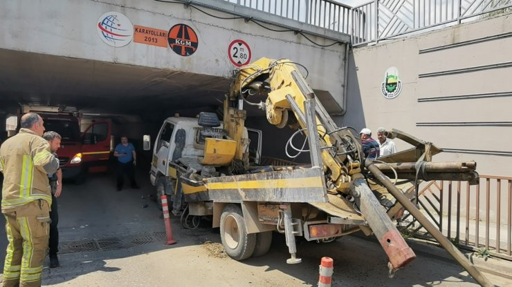 Sondaj aracı, alt geçide çarptı: 2 yaralı