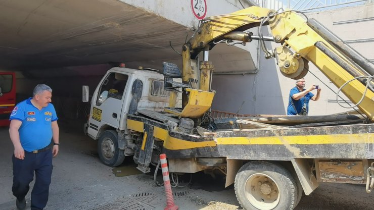 Sondaj aracı, alt geçide çarptı: 2 yaralı
