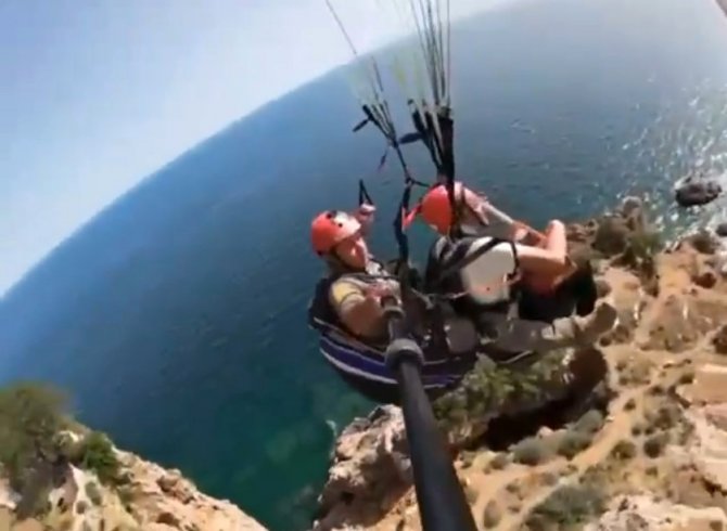Uçuşa yasak bölgede yamaç paraşütçülerinin bağlama keyfi