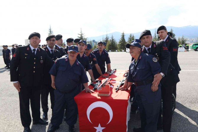 17 engelli bir günlüğüne asker oldu