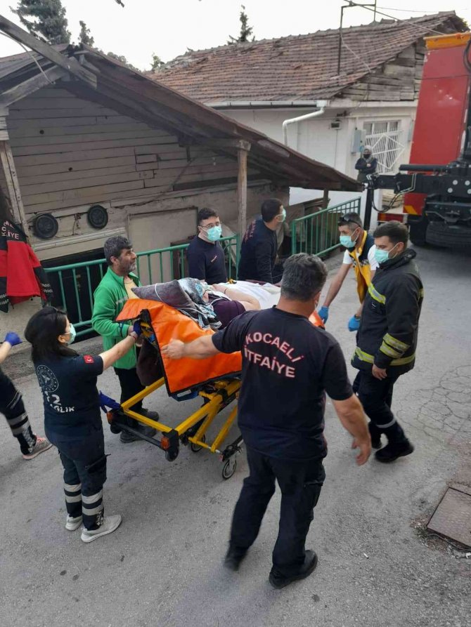 200 kiloluk hasta eve vinçle taşındı