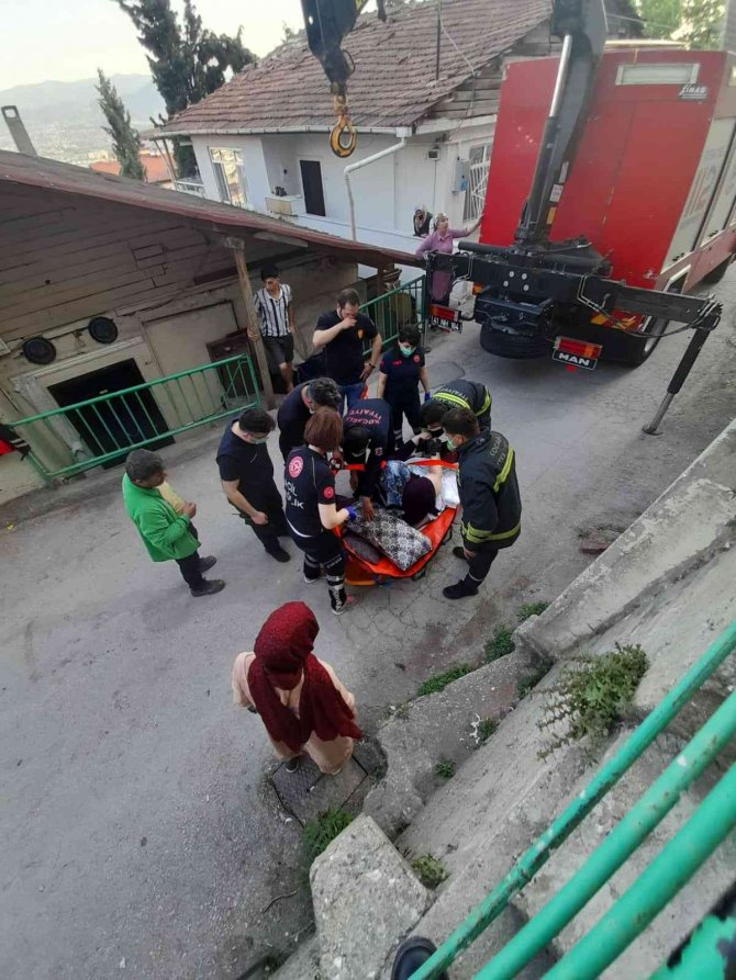 200 kiloluk hasta eve vinçle taşındı