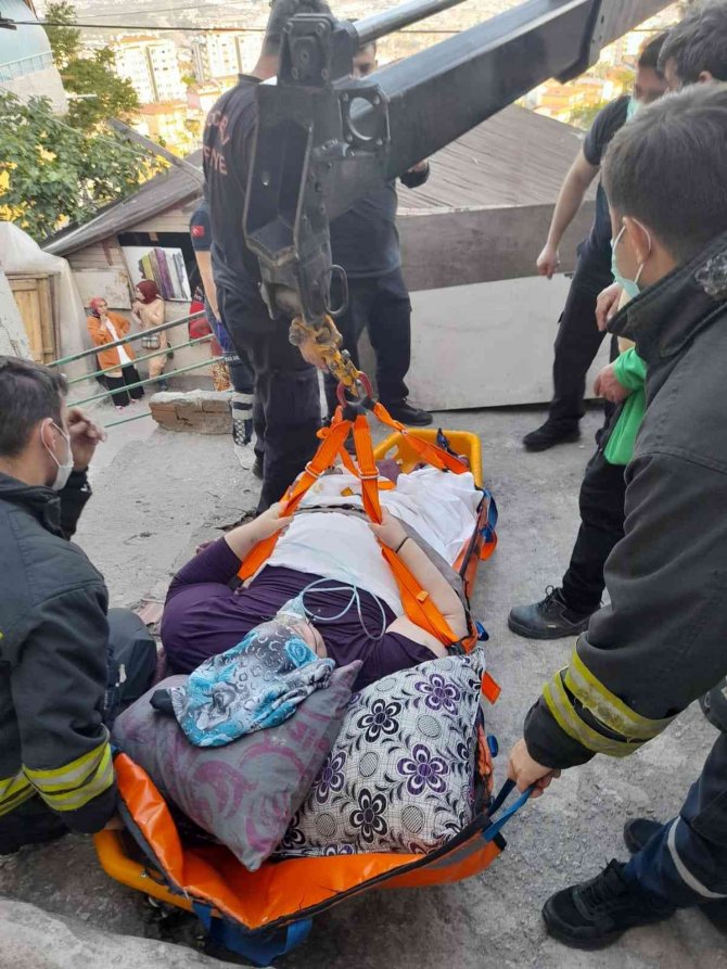 200 kiloluk hasta eve vinçle taşındı