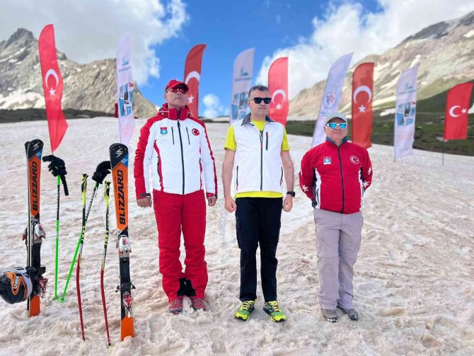 3 bin 300 rakımda kayak yarışması