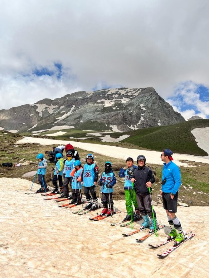 3 bin 300 rakımda kayak yarışması