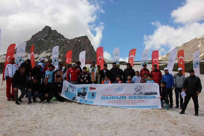 3 bin 300 rakımda kayak yarışması