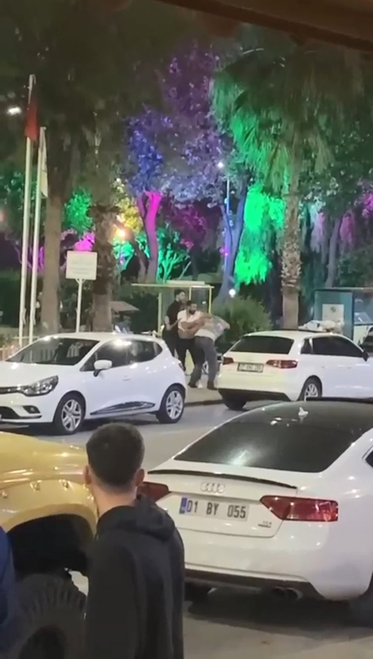 3 kişinin yaralandığı silahlı- sopalı kavga