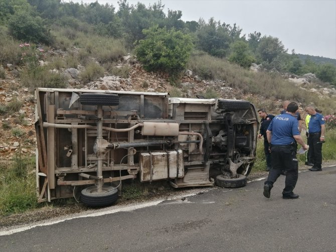 Köpeğe çarpmamak için manevra yapan kamyonet devrildi, sürücü yaralandı