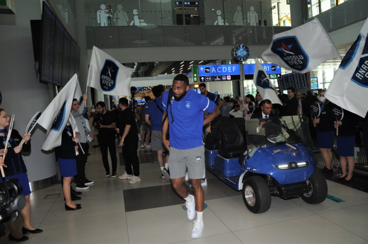 Anadolu Efes'e havalimanında coşkulu uğurlama