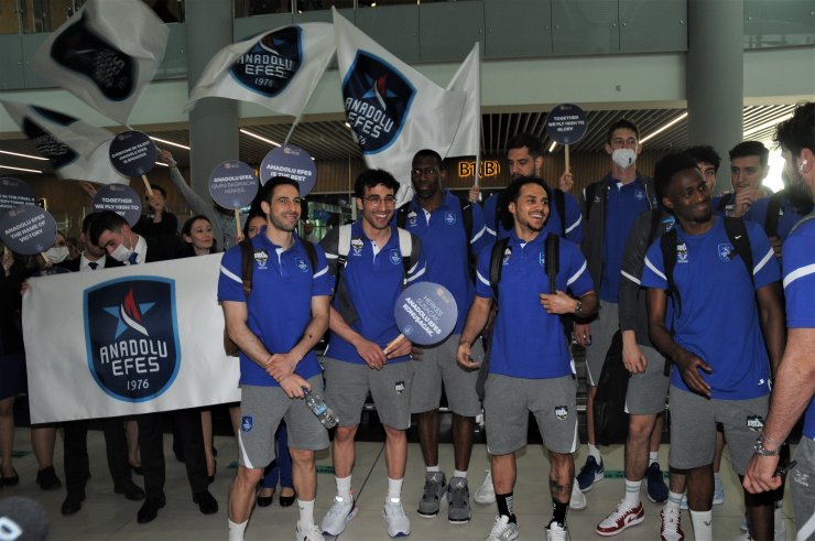 Anadolu Efes'e havalimanında coşkulu uğurlama