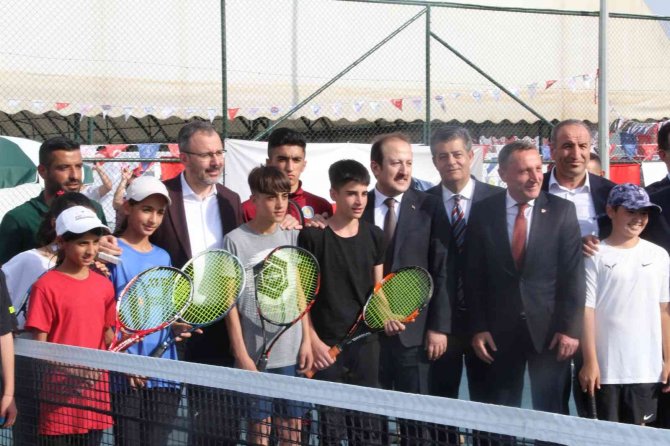 Bakan Kasapoğlu, Uluslararası Cudi Cup Tenis Turnuvası’nı izledi