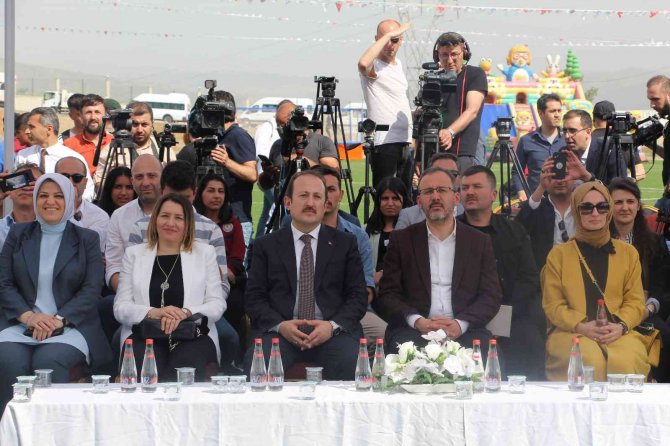 Bakan Kasapoğlu, Uluslararası Cudi Cup Tenis Turnuvası’nı izledi