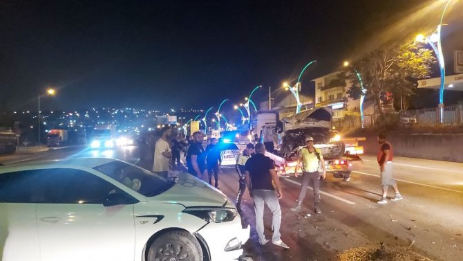 D-100’de üç araç birbirine girdi: 4 yaralı