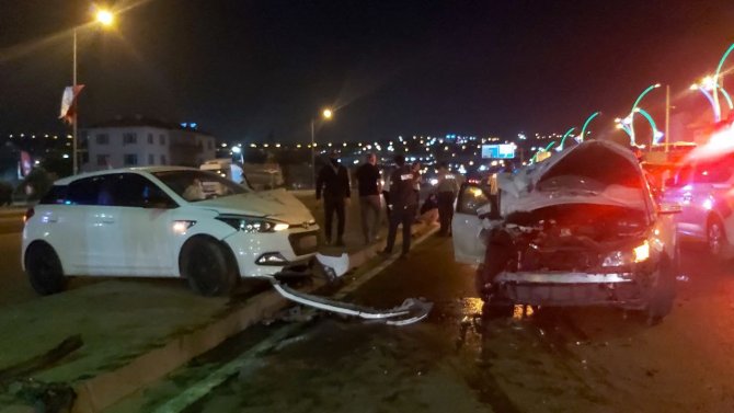 D-100’de üç araç birbirine girdi: 4 yaralı