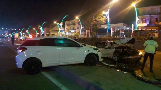 D-100’de üç araç birbirine girdi: 4 yaralı