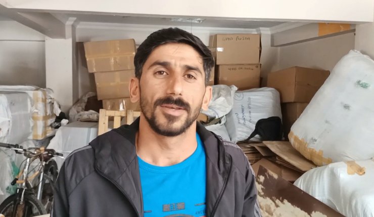 Dakikalar içinde depodaki malları çaldılar