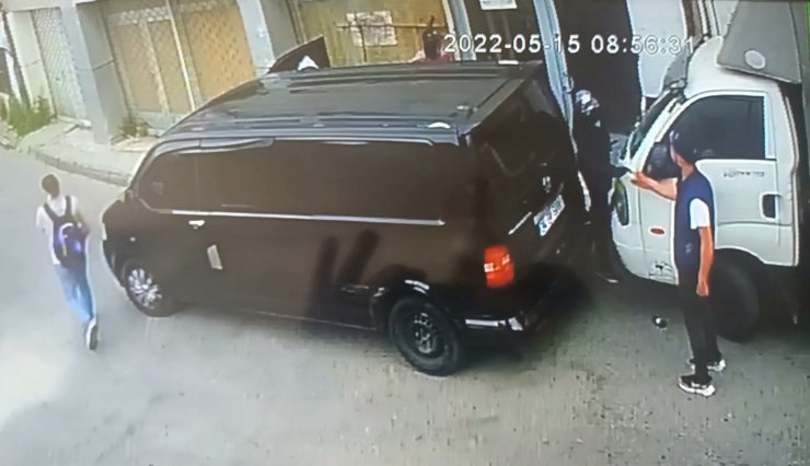 Dakikalar içinde depodaki malları çaldılar