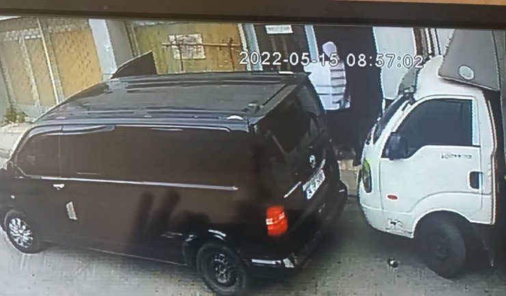 Dakikalar içinde depodaki malları çaldılar