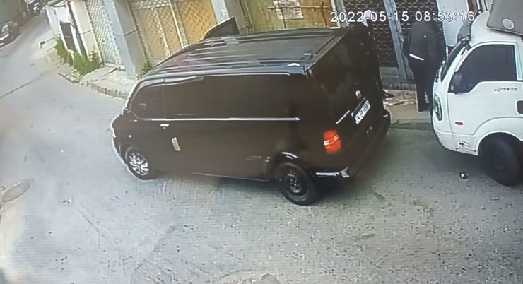 Dakikalar içinde depodaki malları çaldılar